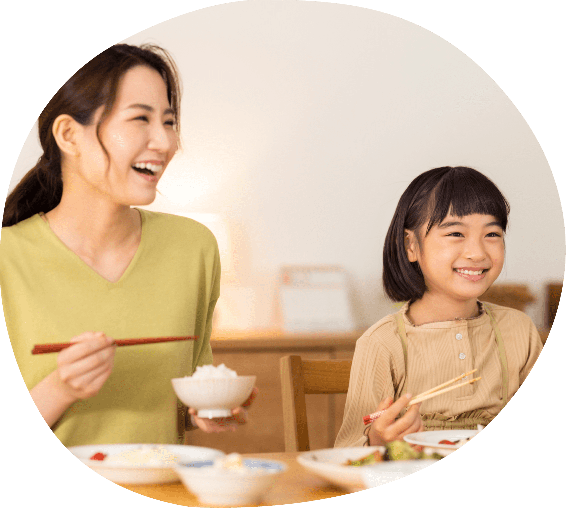 お母さんと娘が食卓を囲む様子